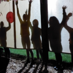 Kids having fun behind screen at kids party at Hap & Hop Padstal